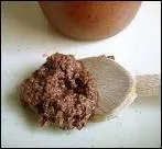 Quel est le condiment provenal fait  base d'olives rduites en pure ?