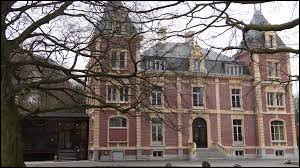Notre balade commence aujourd'hui dans les Hauts-de-France, à la porte de l'hôtel de ville de Blendecques. Ville de l'arrondissement de Saint-Omer, traversée par l'Aa, elle se situe dans le département ...