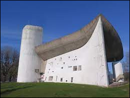 Vous avez sur cette image l'édifice qui fait la renommée de Ronchamp : la chapelle Notre-Dame du Haut, œuvre de l'architecte Le Corbusier. Ville de l'arrondissement de Lure, dans les Vosges saônoises, elle se situe dans le département ...