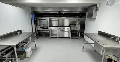 Louise aide à la cuisine et soccupe de la préparation des condiments pour les enfants. Elle doit aussi participer à la préparation des tables et la disposition des plats. Qu'exerce Louise comme métier ?