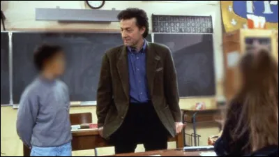 Gérard est plutôt présent en école primaire. Il enseigne plusieurs matières à la fois, à des enfants de 3 à 11 ans. Comment s'appelle son métier ?