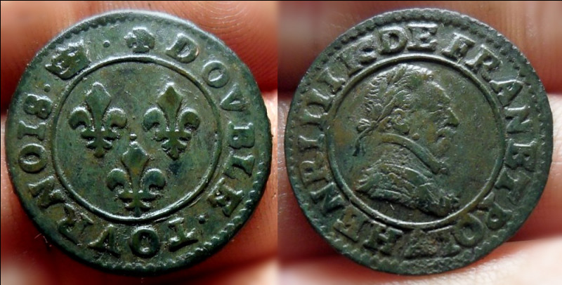 Le double tournois fit son apparition à la fin du XIIIe siècle. Il connut un grand succès sous les règnes d'Henri IV et Louis XIII. Pourquoi cette monnaie prend-elle le nom de « double » ?