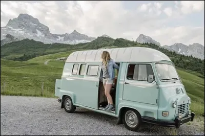 À propos de camping voici l'ancêtre du camping car des années 60. Quel est ce modèle atypique ?