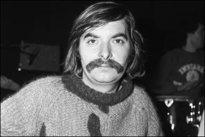 ''Complètement toqué, ce mec-là, complètement gaga
Il a une drôle de tête ce type-là'' sont des paroles extraites de la chanson ''Qui c'est celui-là ?''. 

Qui en est l'interprète ?