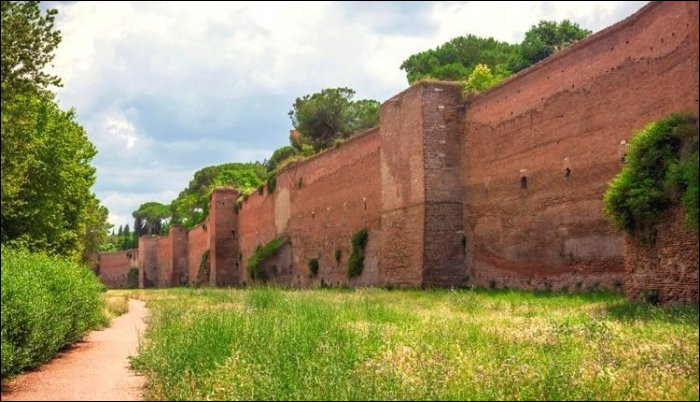 Ce mur, dont on peut encore admirer les vestiges était une enceinte fortifiée protégeant la ville de Rome. Quel est son nom ?