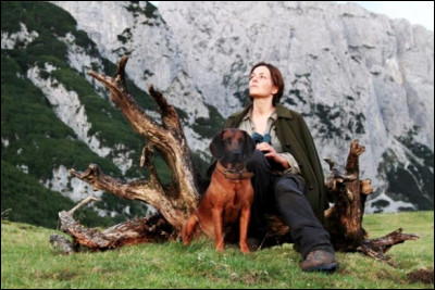 Comment était le mur dans le titre du film de Julian Roman Pölsler, sorti en 2012, dont l'action se déroule dans une forêt autrichienne ?