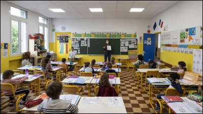 En classe, es-tu seule à un banc ?