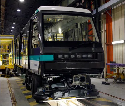 Quelle ligne va de La Défense jusqu'au Château de Vincennes ?