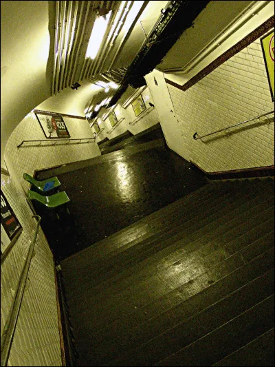 Dans laquelle de ces stations les escaliers d'accès aux quais sont très longs ?