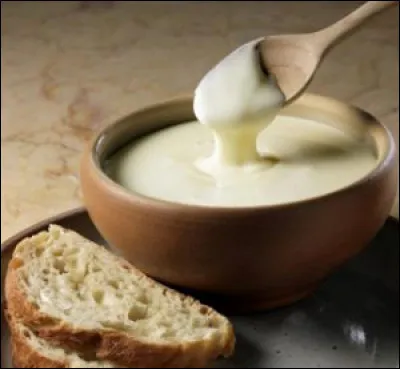 On confectionne ce mets issu de la tradition dauphinoise, avec des restes de fromages (bien vieux, bien faits, bien forts), de l'eau de vie, du vinaigre et de l'ail : ça arrache ! Quel est son nom ?