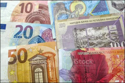 À l'aéroport de Skopje, je m'offre une consommation. Je paye avec...