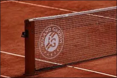 Quel joueur de tennis français remporte Roland-Garros en 1983 ?