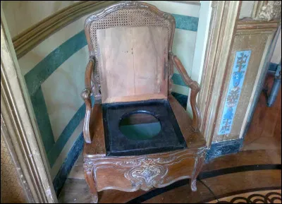 Dans quelles conditions, Louis XIV utilisait-il la chaise percée ?