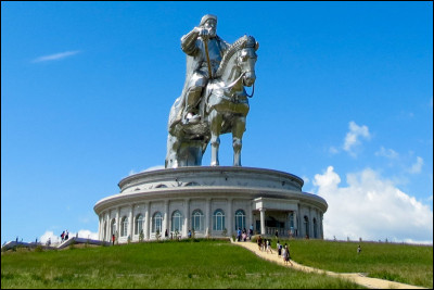 Sa capitale est Oulan-Bator. Ce pays est connu pour sa statue mythique de Genghis Khan. La population est d'environ 3 355 000 habitants. Quelle monnaie utilise-t-on dans ce pays ?