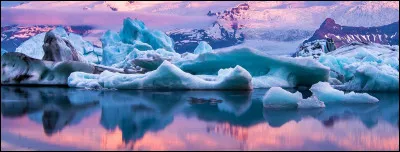 Ce pays contient de nombreux volcans comme le Askja, le Katla ou encore le Hekla. De nombreux paysages extraordinaires vous attendent comme celui que vous voyez sur l'image. Savez-vous la monnaie utilisée dans ce pays ?