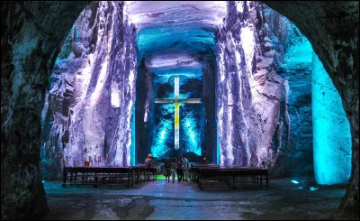 Si vous voyagez dans ce pays, nhésitez pas à visiter la fabuleuse cathédrale de sel qu'on voit sur la photo. Durant les éliminatoires de la coupe du Monde 2022, le Brésil gagna 1 - 0 contre ce pays. Devinez la monnaie utilisée là-bas !