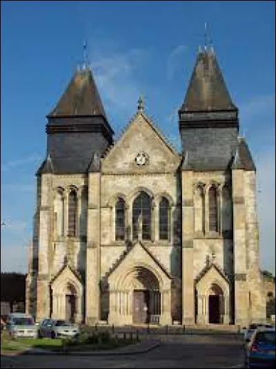 Nous sommes en Normandie devant la collégiale Saint-Hildevert, à Gournay-en-Bray. Ville du Pays de Bray, elle se situe dans le département ...