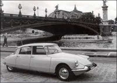 Quel est le nom de cette voiture française apparue en 1955 ?