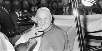 Qui succède à Pie XII en devenant le nouveau pape en 1958 ?