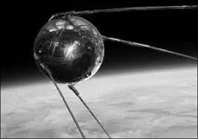 Comment s'appelle le premier satellite lancé dans l'espace en 1957 ?