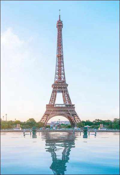 À la création de la tour, Gustave Eiffel commet ce que l'on appellerait un délit d'initié car il fait organiser par le ministre de l'industrie un concours d'une tour de 125 m de côté pouvant dépasser 300 m de hauteur. En quoi cela n'était pas très honnête ?