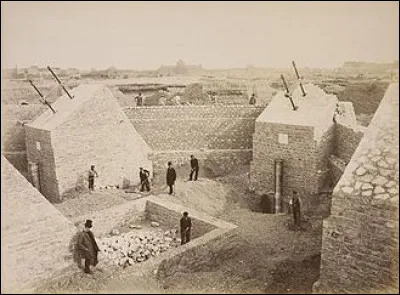 Combien de massifs de fondation en maçonnerie sont réalisés pour recevoir les quatre piliers de la tour Eiffel ?