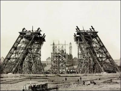 Quelle particularité ont les pieds de la tour Eiffel ?