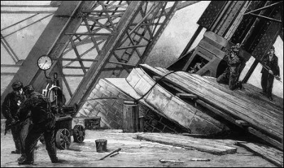 À quoi servent les vérins hydrauliques amovibles lors de la construction du 1er étage ?