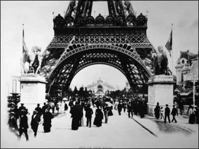 Lors de la 1ère semaine qui suit l'inauguration de la tour, alors que les ascenseurs ne sont pas encore construits combien de curieux escaladeront la tour ?