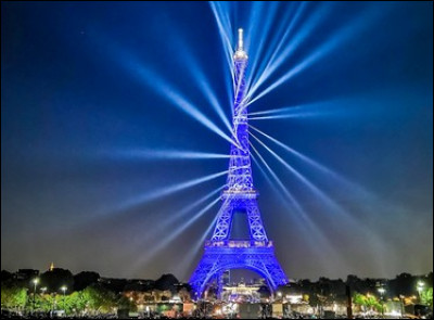 En quelle année fut construite la tour Eiffel à Paris ?