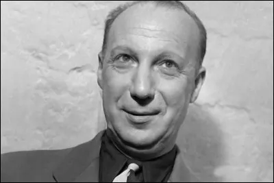 Qui est cet humoriste, auteur de cette citation : ''Il vaut mieux se laver les dents dans un verre à pied que les pieds dans un verre à dents.'' ?