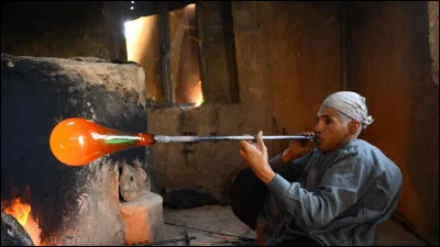 Quel est le nom de l'outil qui permet de réaliser le soufflage du verre ?