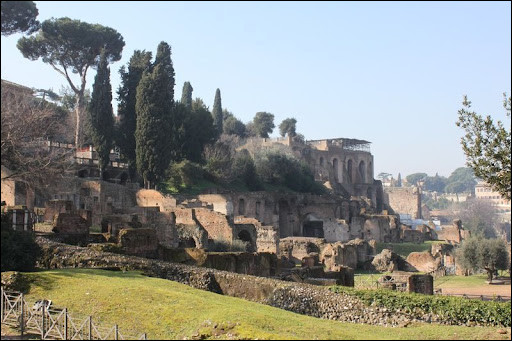 Elle occupe une position centrale dès les débuts de l'histoire romaine ; selon la légende, c'est sur cette colline que s'installe Romulus. Ensuite, elle est le centre du pouvoir sous l'Empire avec les palais impériaux. C'est le ...