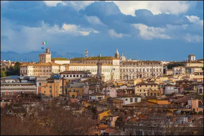 C'est la plus élevée et la plus septentrionale des sept collines ; elle abrite un palais construit au XVIe siècle, aujourd'hui résidence des Présidents de la République. C'est l'/le ...