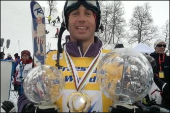 En 2011, le chamroussien Guilbaut Colas, champion de ski acrobatique, remporte la Coupe du monde de bosses, et la coupe du monde de freestyle. Quels globes (en photo) a-t-il gagnés pour ces deux victoires ?