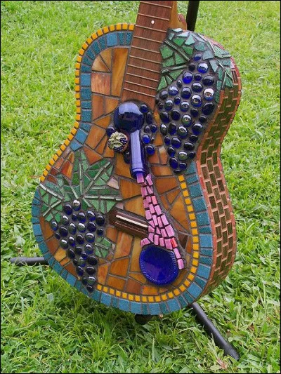 Qui interprétait les paroles "La fleur au bout du fusil, la victoire se gagne aussi, en chantant.." ?