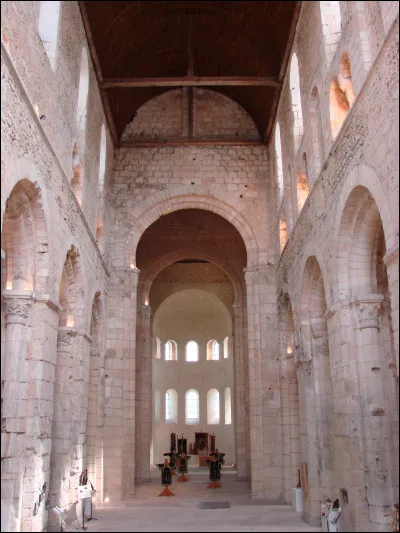 En 1021, les grandes &eacute;glises romanes commencent &agrave; &ecirc;tre &eacute;difi&eacute;es :