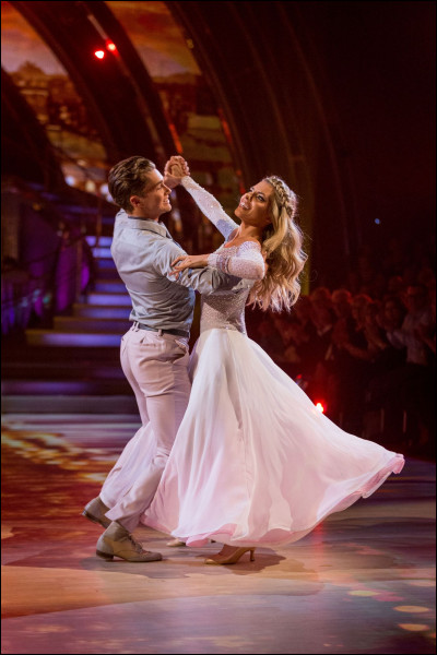 Tout d'abord, ne pas avoir le tournis pour cette danse est conseillée, cette danse comporte de la beauté, je suis...