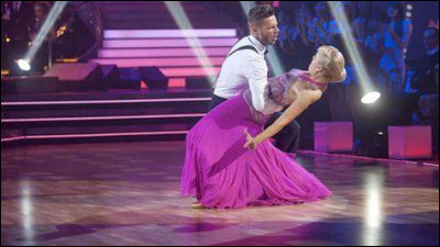 Celle-là est une danse assez douce ou encore rythmée, un bon rythme avec le partenaire = une danse réussite, la posture est aussi importante dans cette danse, je suis...