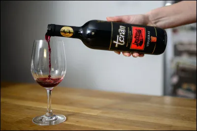 À Ljubljana, ayant une petite soif, j'ai pris un verre de vin rouge local, le Teran. Avec quelle monnaie ai-je payé ?