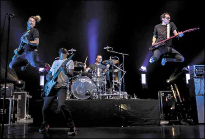 Qui chantait "Par ici la monnaie" ?