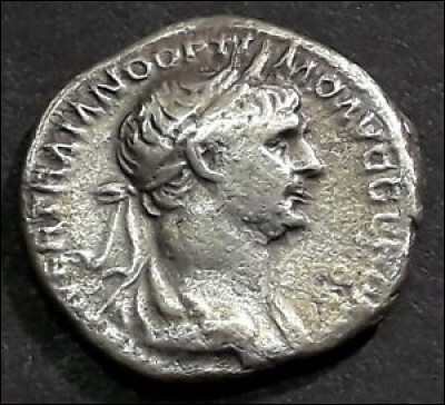 C'était la monnaie de base du système monétaire romain, à partir du IIIe siècle avant J-C. Il s'agissait d'une pièce d'argent, d'un poids d'environ 3 à 4 grammes selon les époques et valant 4 sesterces. C'est le/la/l' :