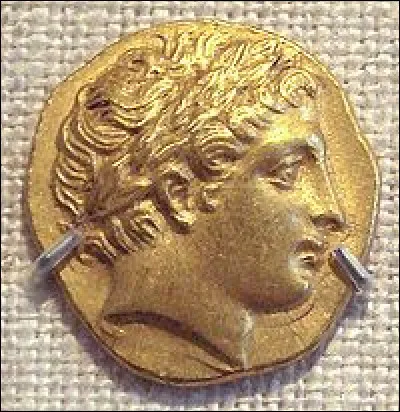 C'est le terme générique désignant des monnaies antiques, monnaies d'argent valant 2 à 4 fois le drachme, ou monnaies d'or. C'est le/la :