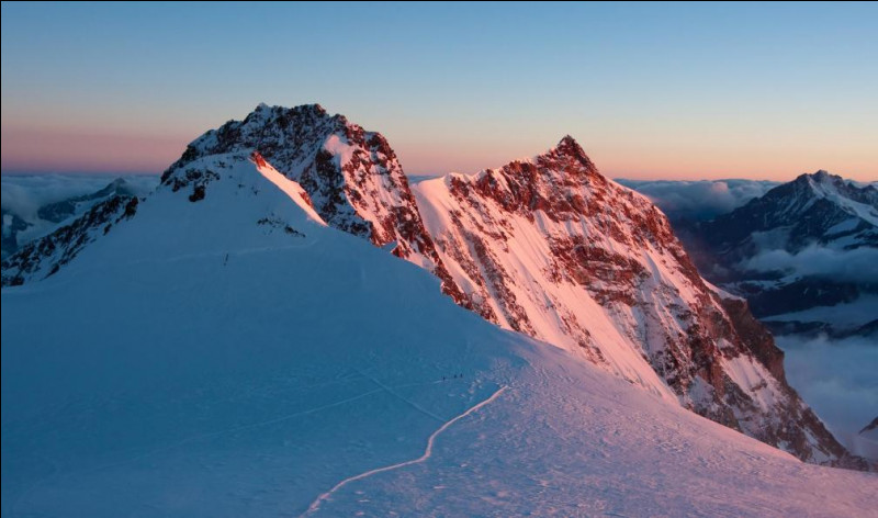 Géographie : Le Mont Rose est le deuxième plus haut massif des Alpes après celui du Mont Blanc. Où se situe-t-il ?