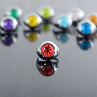 Qui portait une bague rouge intitulé "Écarlate" à Akatsuki ?