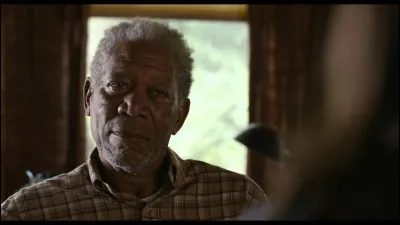 Dans quel film Morgan Freeman joue-t-il un écrivain alcoolique ?