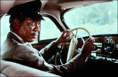 Dans quel film Morgan Freeman est-il au service d'une vieille femme ?