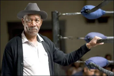 Dans quel film Morgan Freeman travaille-t-il dans un club de boxe ?