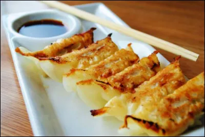 Hier, je suis all&eacute;e dans un restaurant. Je consulte le menu, et je vois un plat nomm&eacute; "Gyozas". Je commande, et que c'est bon ! Je termine mon assiette tr&egrave;s rapidement, et je paie. Mais avec quelle monnaie ?