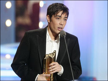 Cite la récompense que Grégory remporte lors des NRJ Music Awards en 2006.